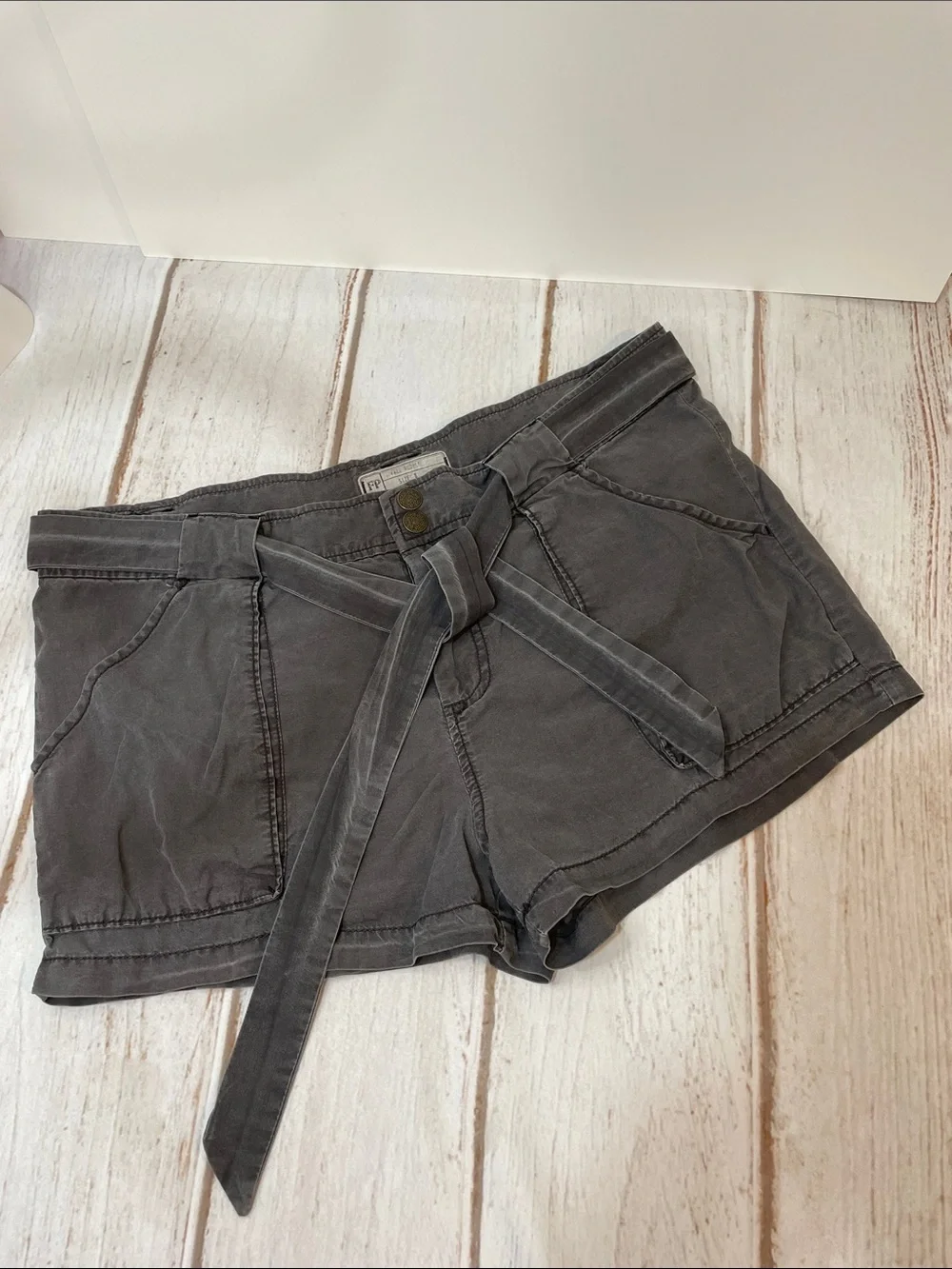 Free People Shorts Casual Tie-Belt Size 8 Charcoal Gray 100% Tencel Distressed
